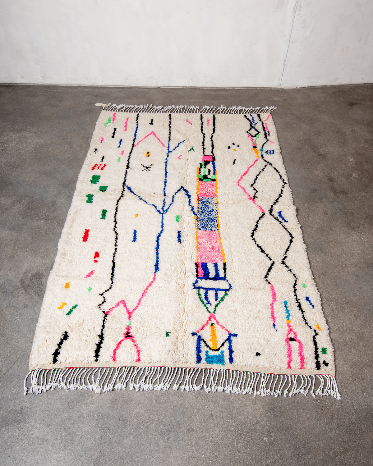 Modern designer handcrafted Berber rug from Morocco. Azilal rug with beautiful colors and patterns. Made of sheep’s wool and colourful cotton.